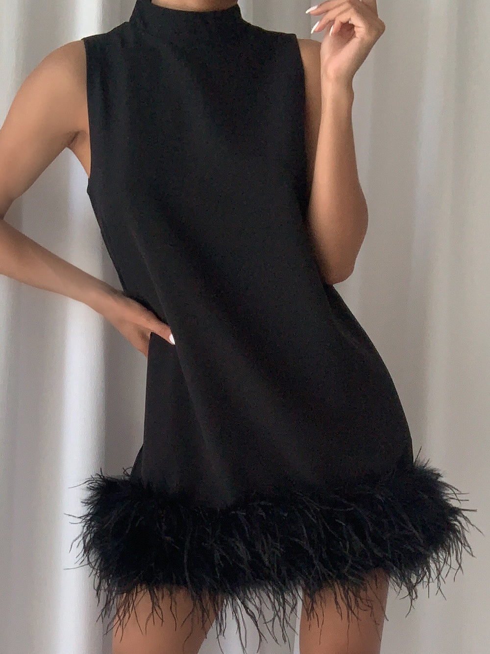 Vestido mini PIUME con plumas en negro