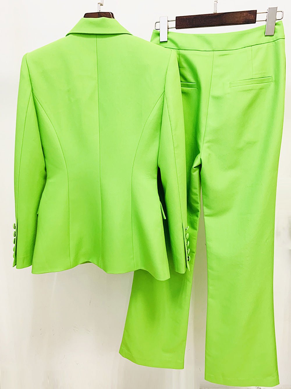 Conjunto de blazer y pantalón acampanado NAOMA en verde neón