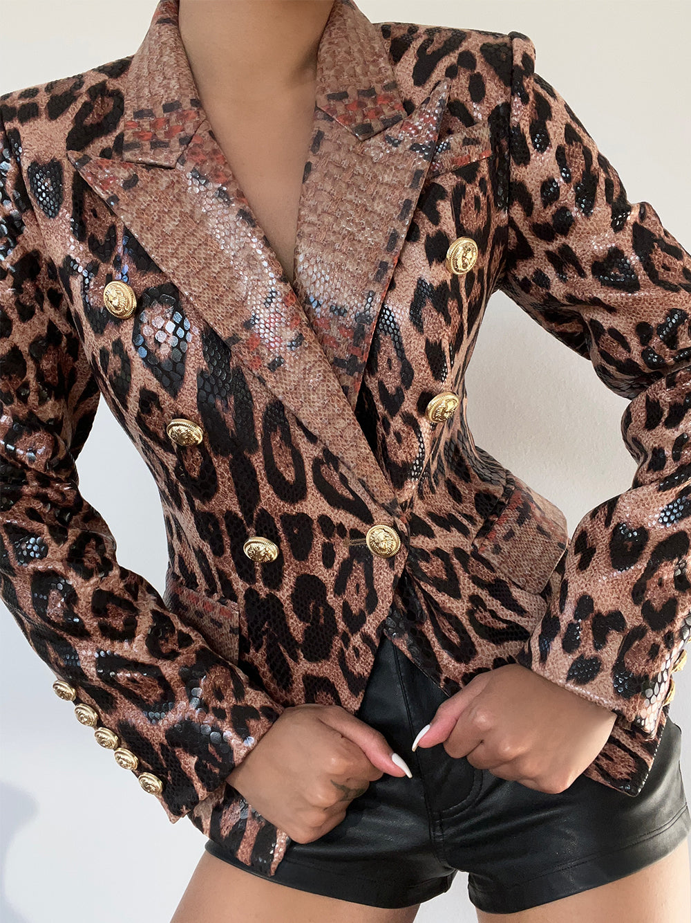 Zweireihige Lederjacke mit Leopardenmuster 