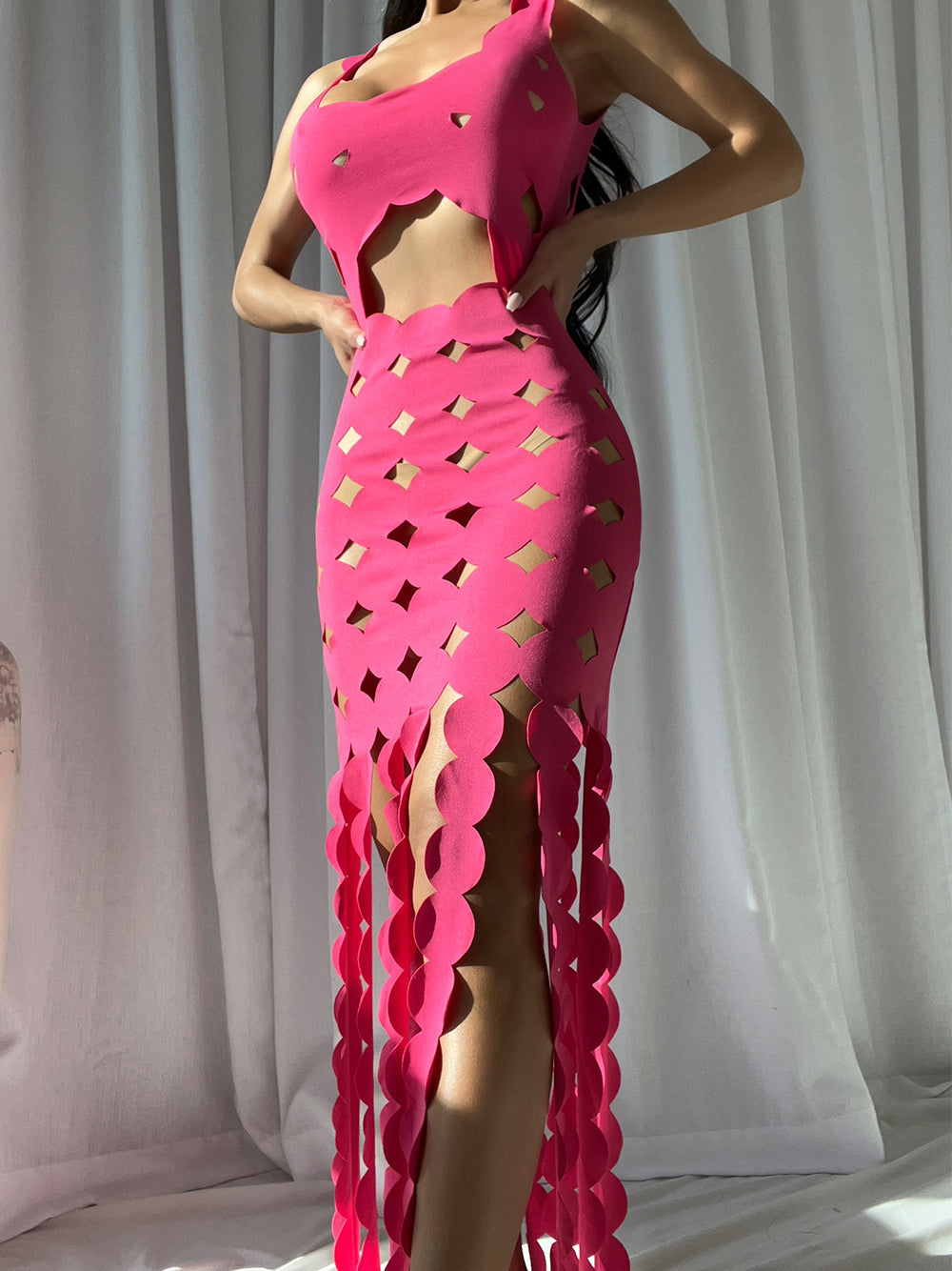 Vestido largo con flecos y apliques de CERA en fucsia