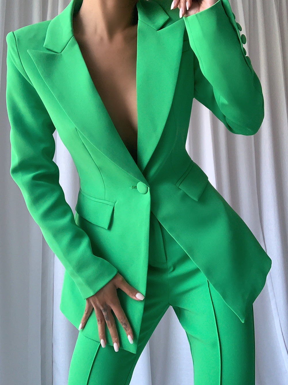 Conjunto de blazer y pantalón acampanado NAOMA en verde 