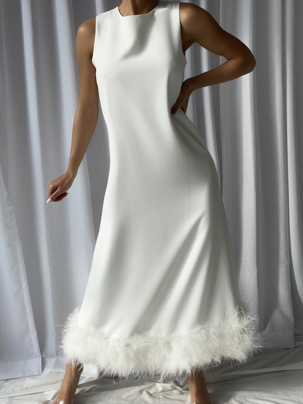 Vestido largo PIUME con plumas en blanco