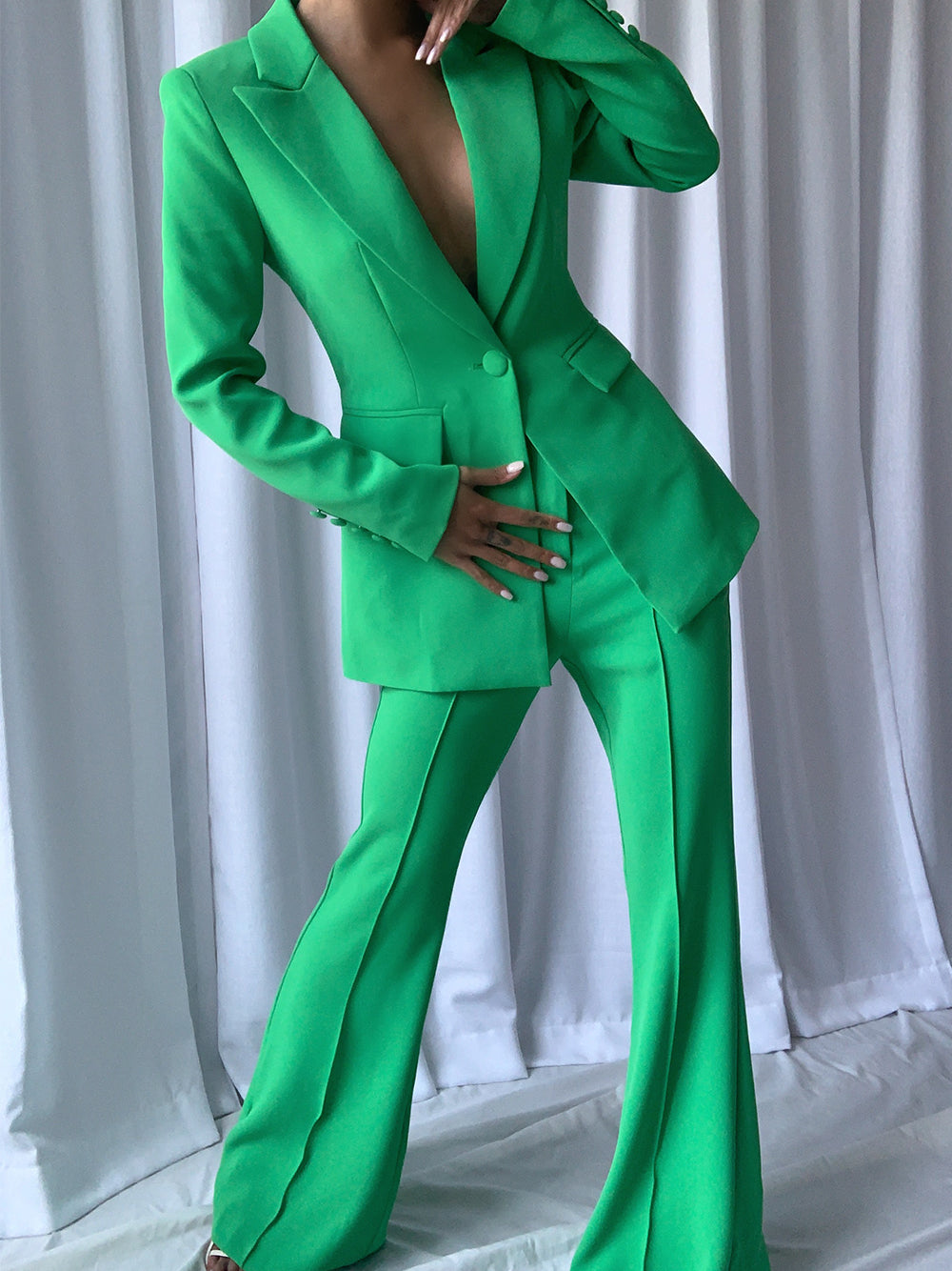 Conjunto de blazer y pantalón acampanado NAOMA en verde 