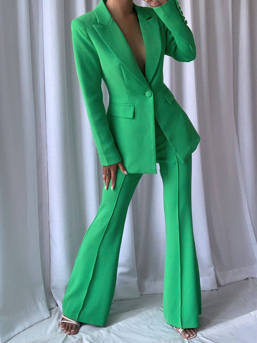 Conjunto de blazer y pantalón acampanado NAOMA en verde 