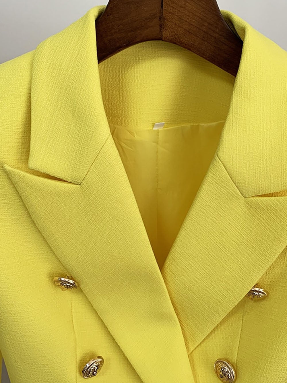 Blazer cruzado texturizado en amarillo