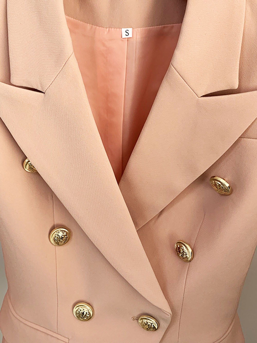 Blazer cruzado en color nude