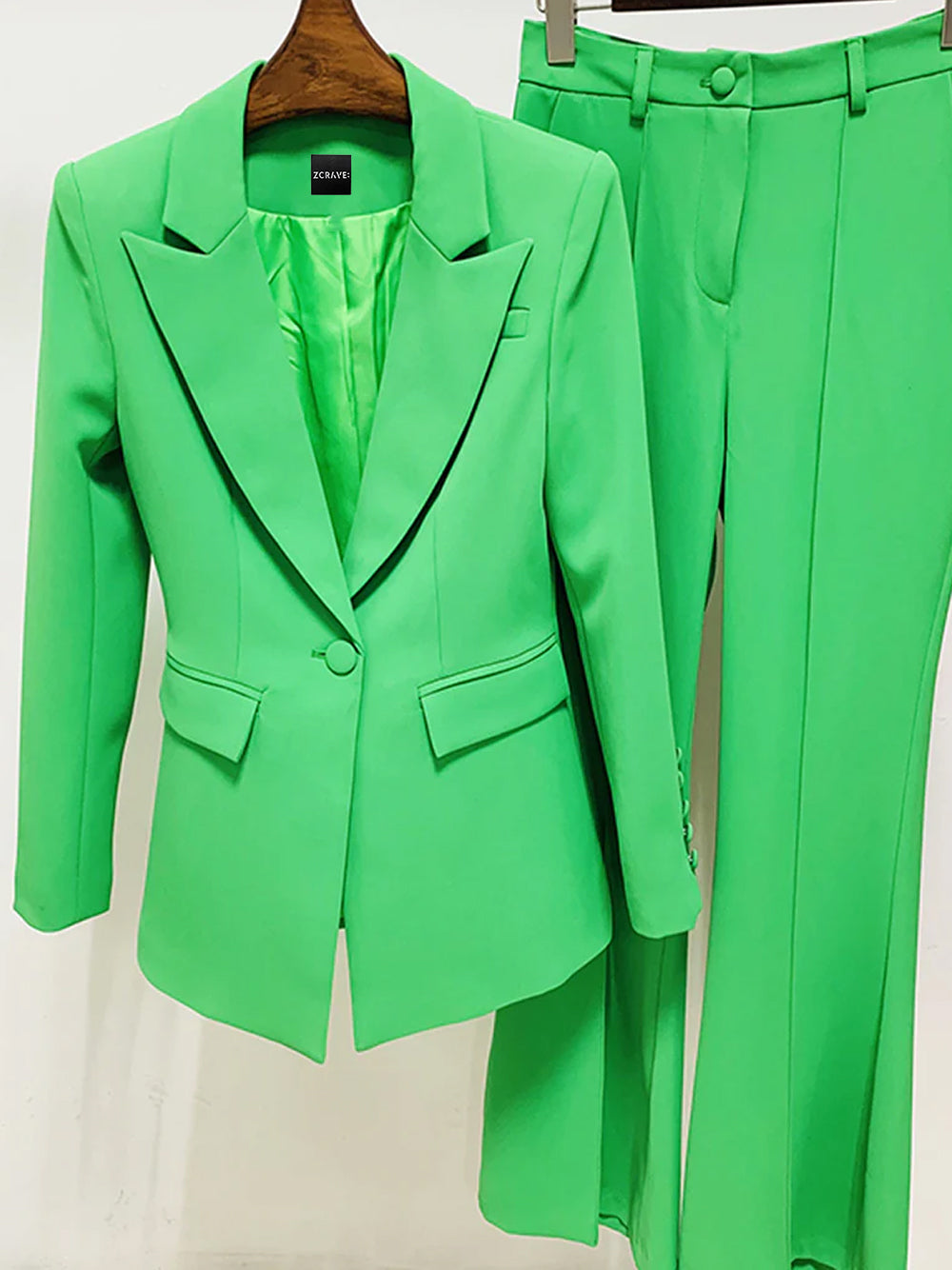 Conjunto de blazer y pantalón acampanado NAOMA en verde 