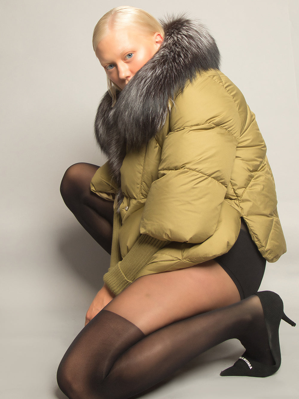 Pufferjacke mit Pelzbesatz in Khaki und Grau