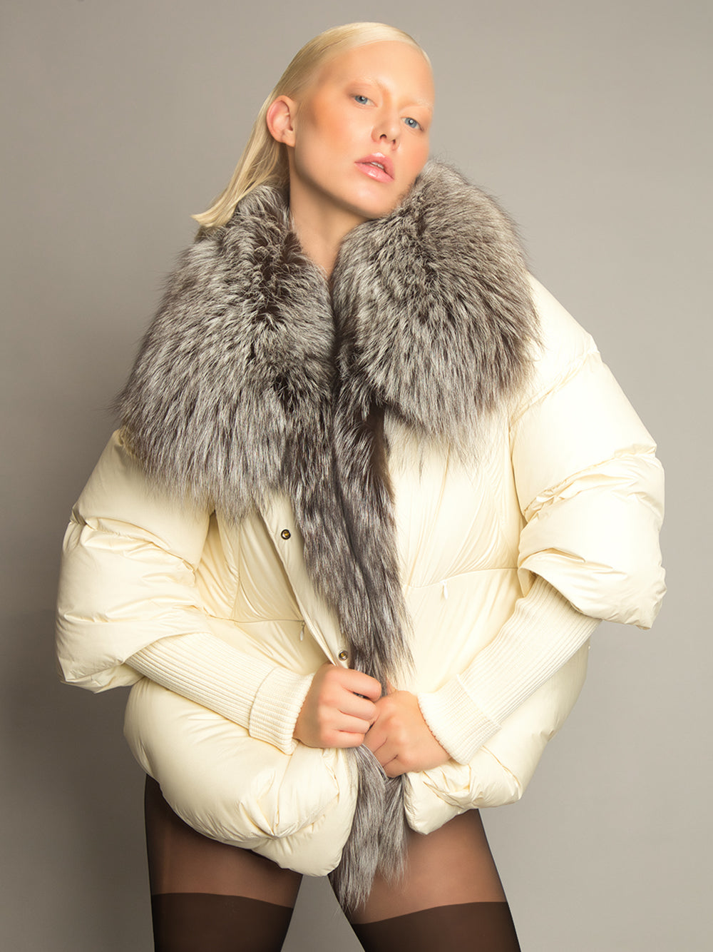 Pufferjacke mit Pelzbesatz in Creme und Grau