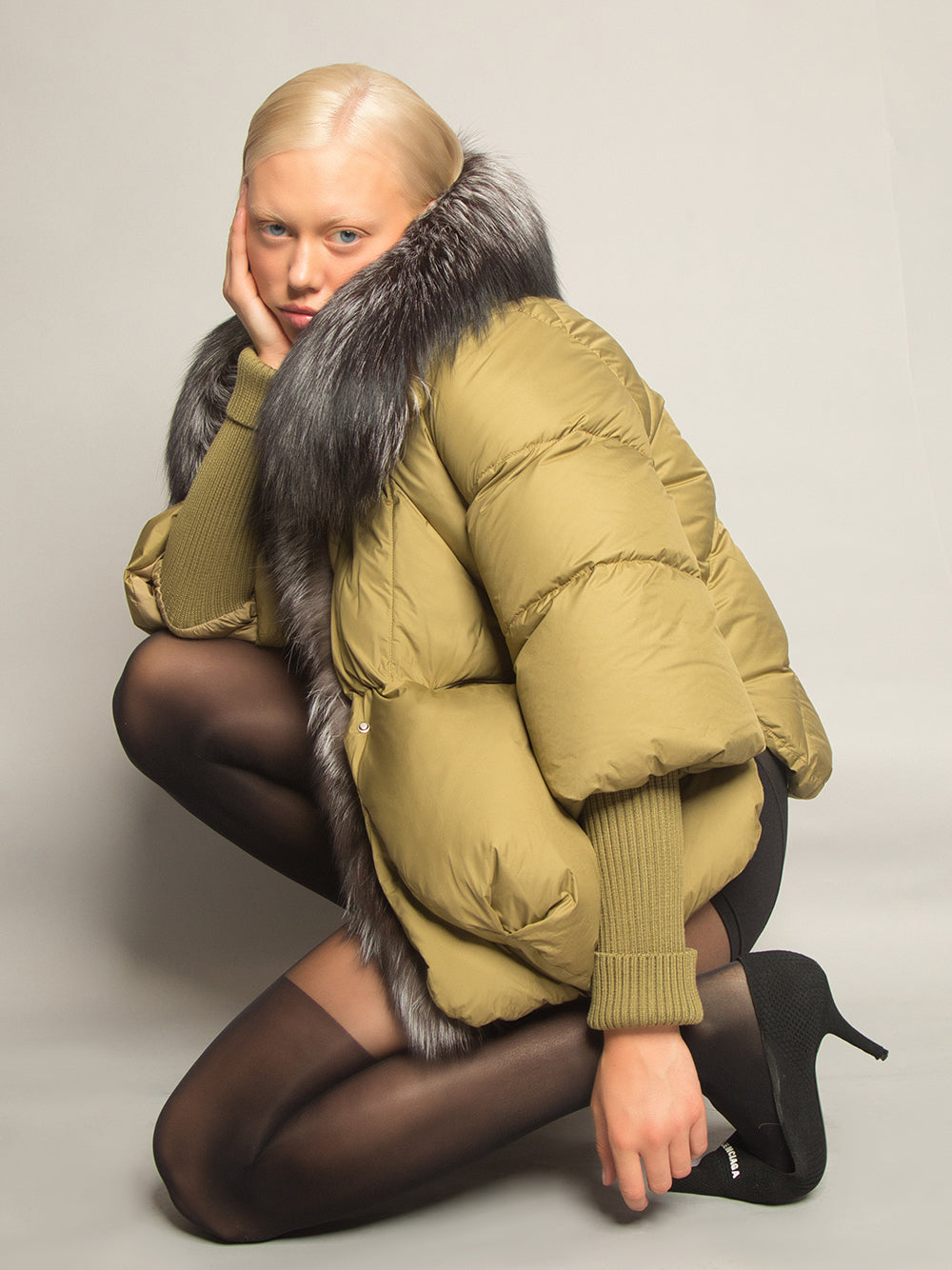 Pufferjacke mit Pelzbesatz in Khaki und Grau