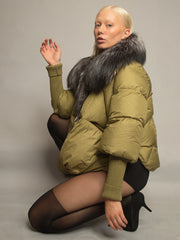 Pufferjacke mit Pelzbesatz in Khaki und Grau