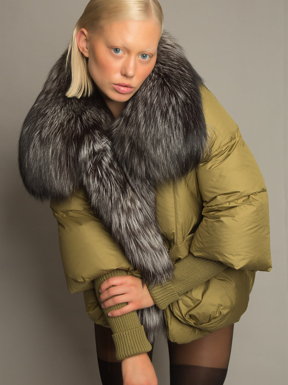 Pufferjacke mit Pelzbesatz in Khaki und Grau