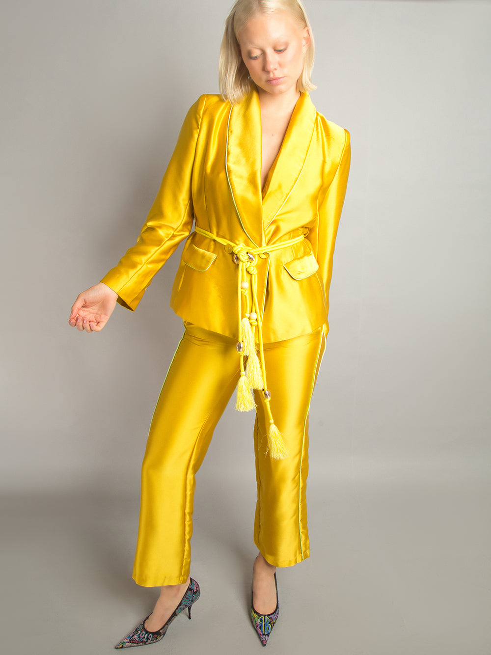 Pyjama-Set aus Satinblazer und Hose in Gold 