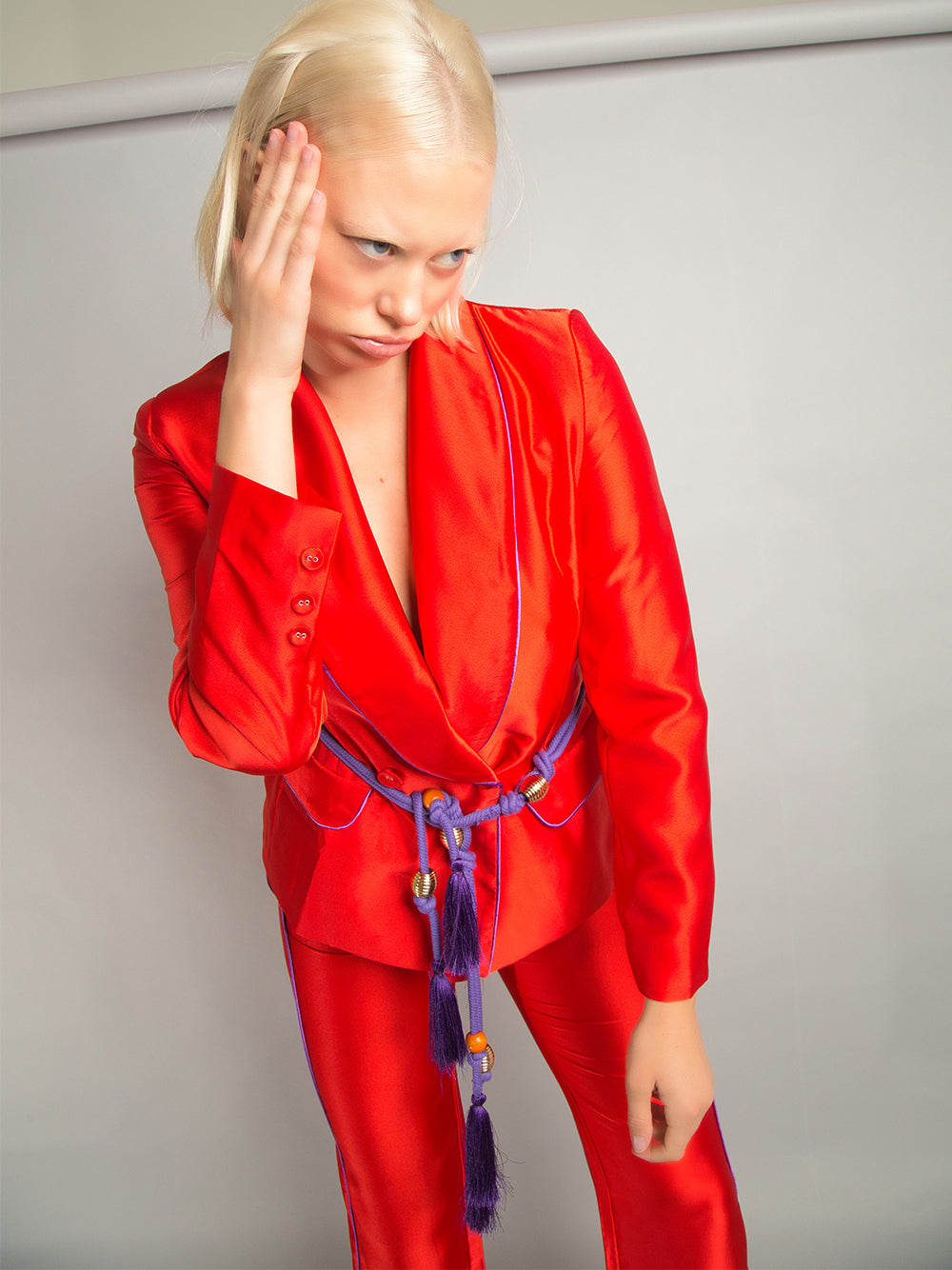 Conjunto de pijama de satén con blazer y pantalón a juego en rojo