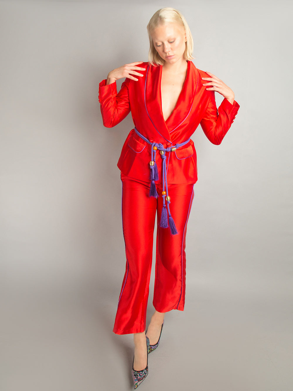 Pyjama-Set aus Satinblazer und Hose in Rot