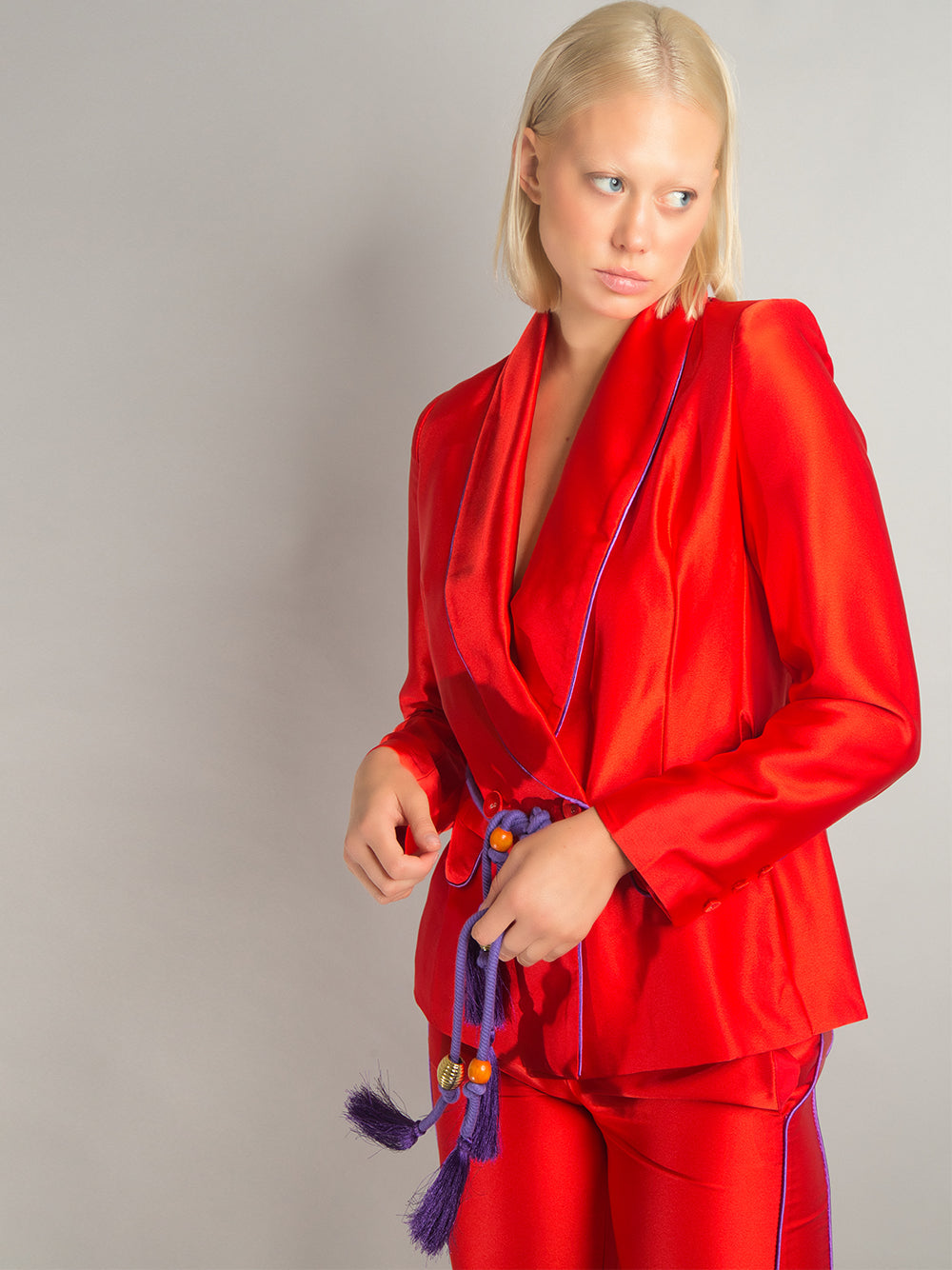 Pyjama-Set aus Satinblazer und Hose in Rot