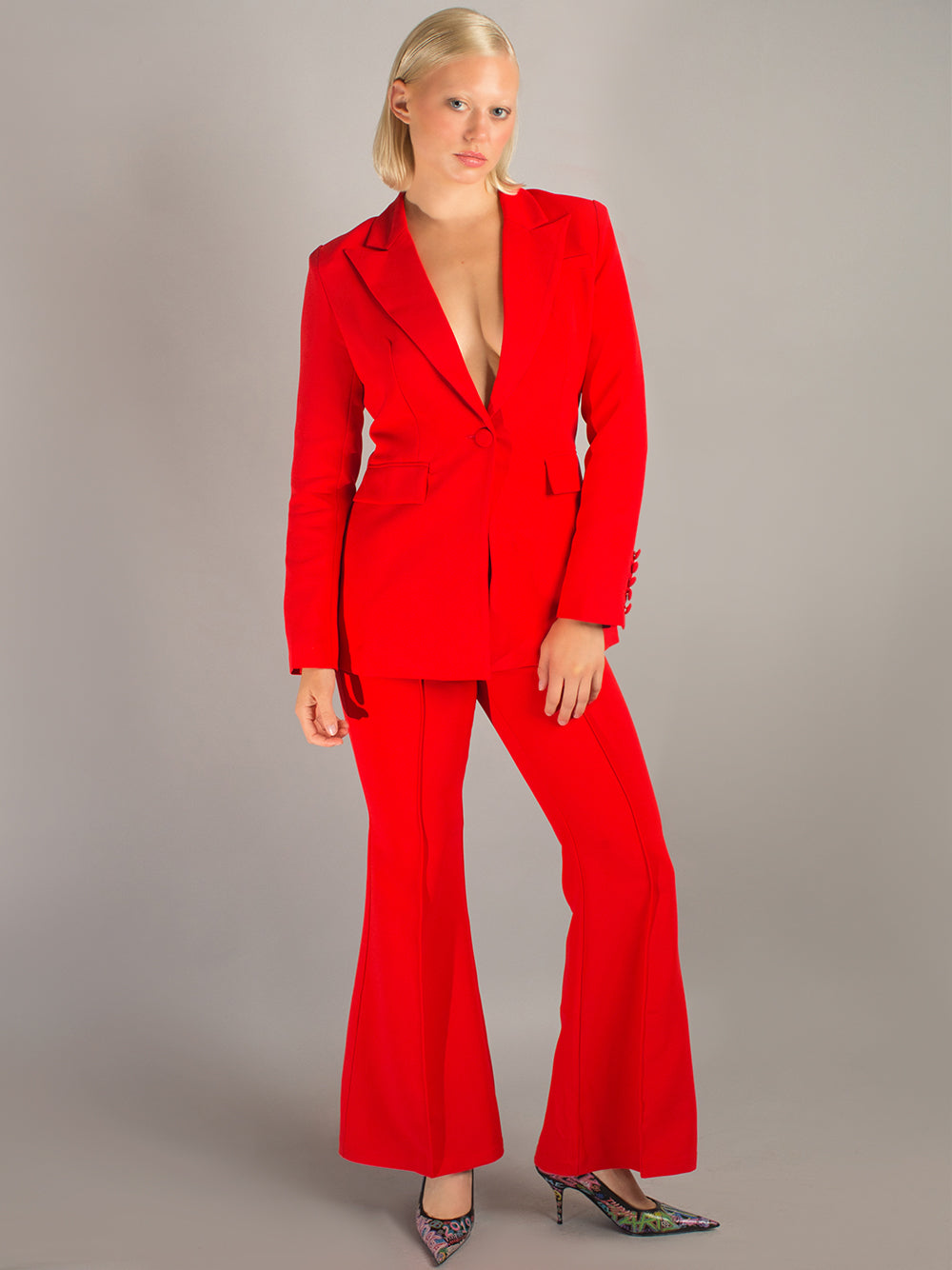 Conjunto de blazer y pantalón acampanado NAOMA en rojo