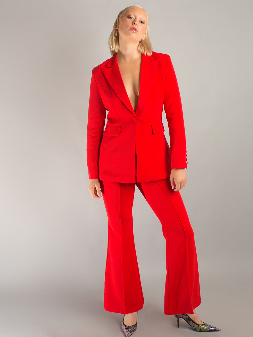 Conjunto de blazer y pantalón acampanado NAOMA en rojo