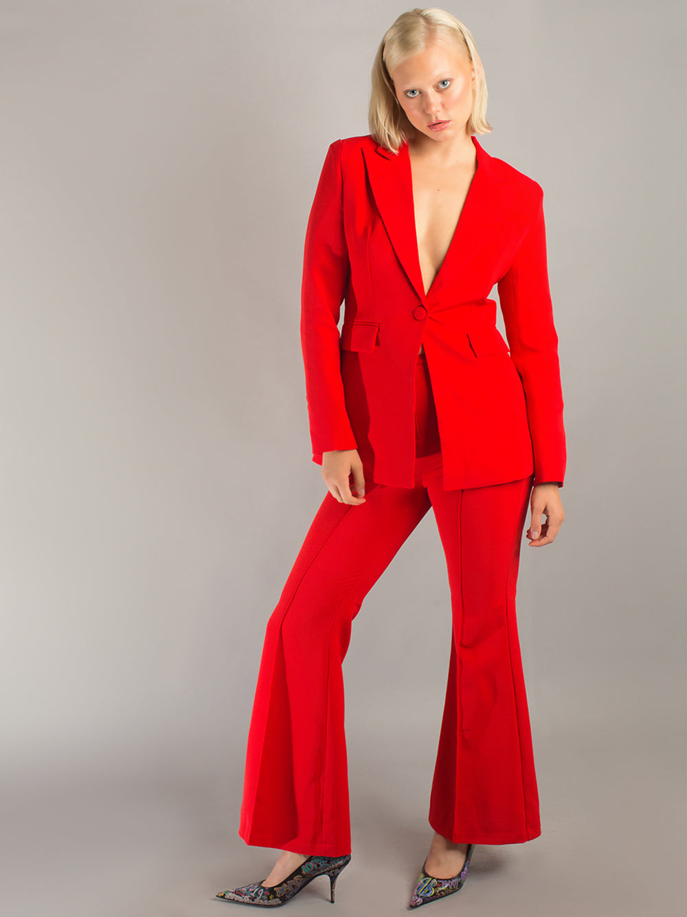 Conjunto de blazer y pantalón acampanado NAOMA en rojo