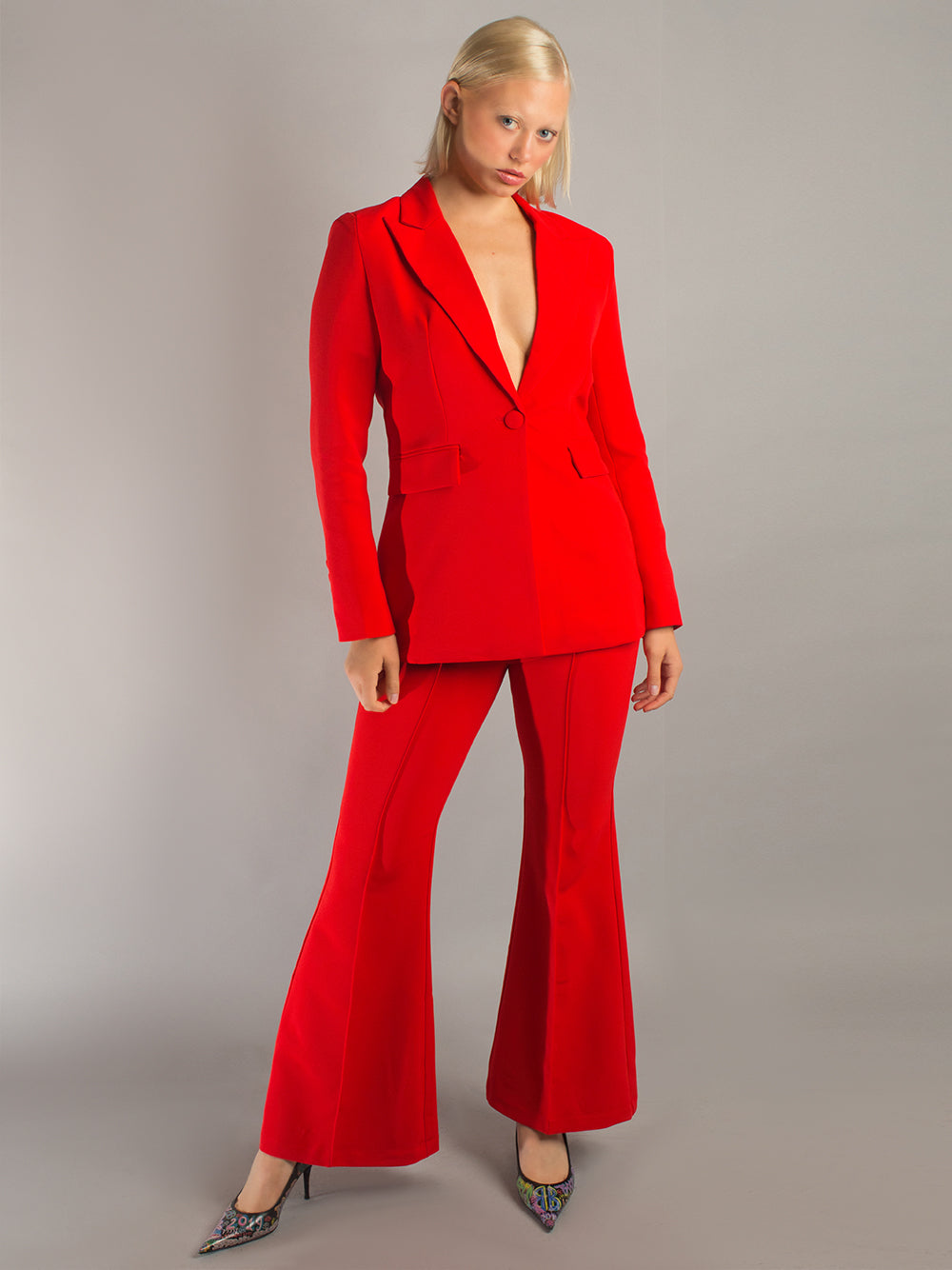 Conjunto de blazer y pantalón acampanado NAOMA en rojo