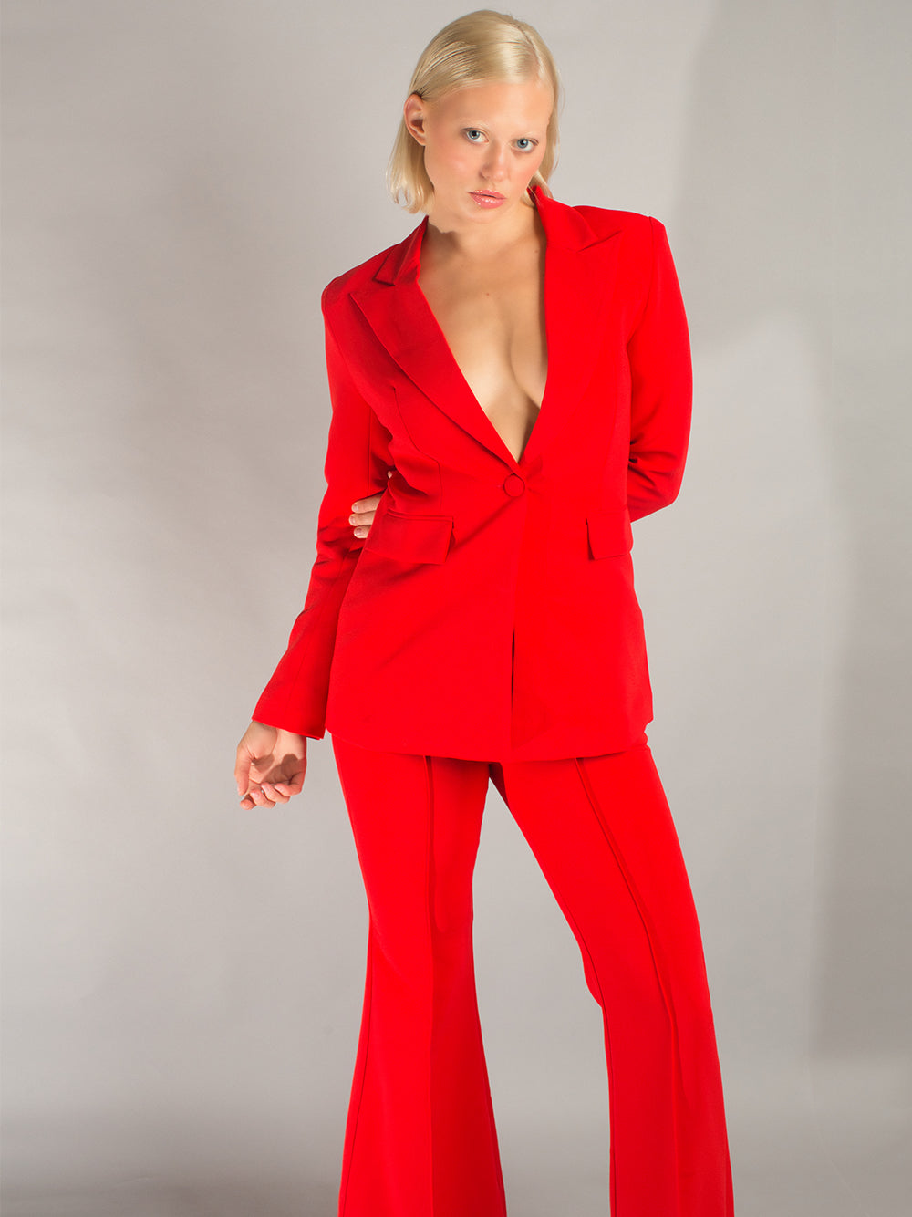 Conjunto de blazer y pantalón acampanado NAOMA en rojo