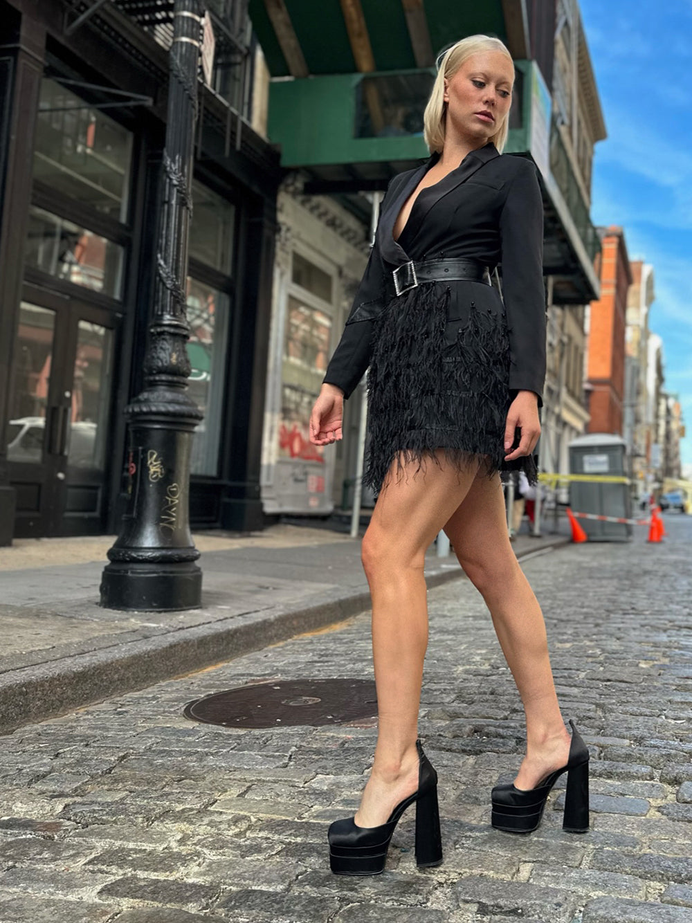 Vestido de plumas FIFTH AVE en negro