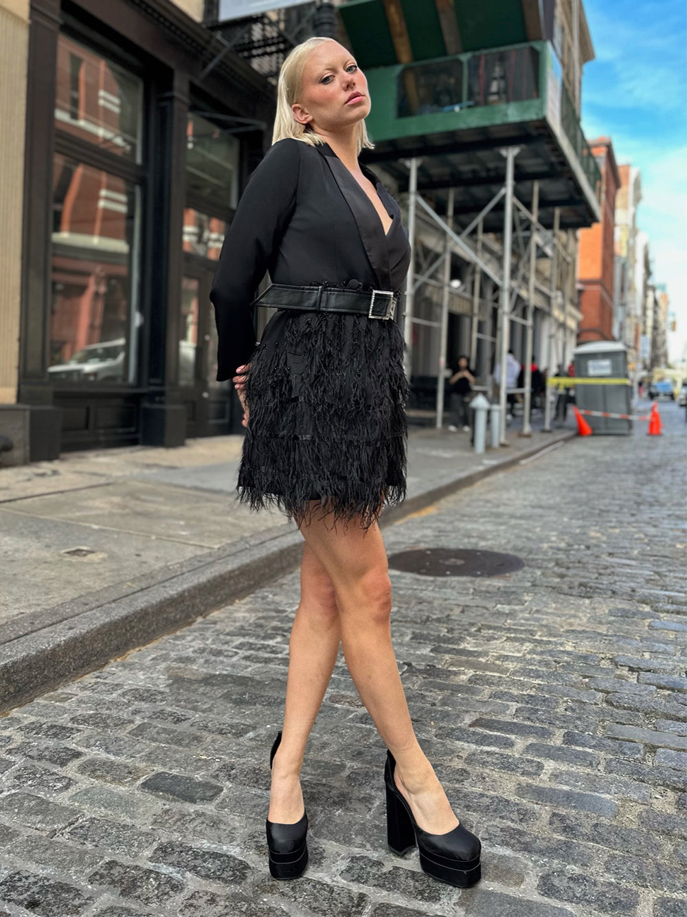 Vestido de plumas FIFTH AVE en negro