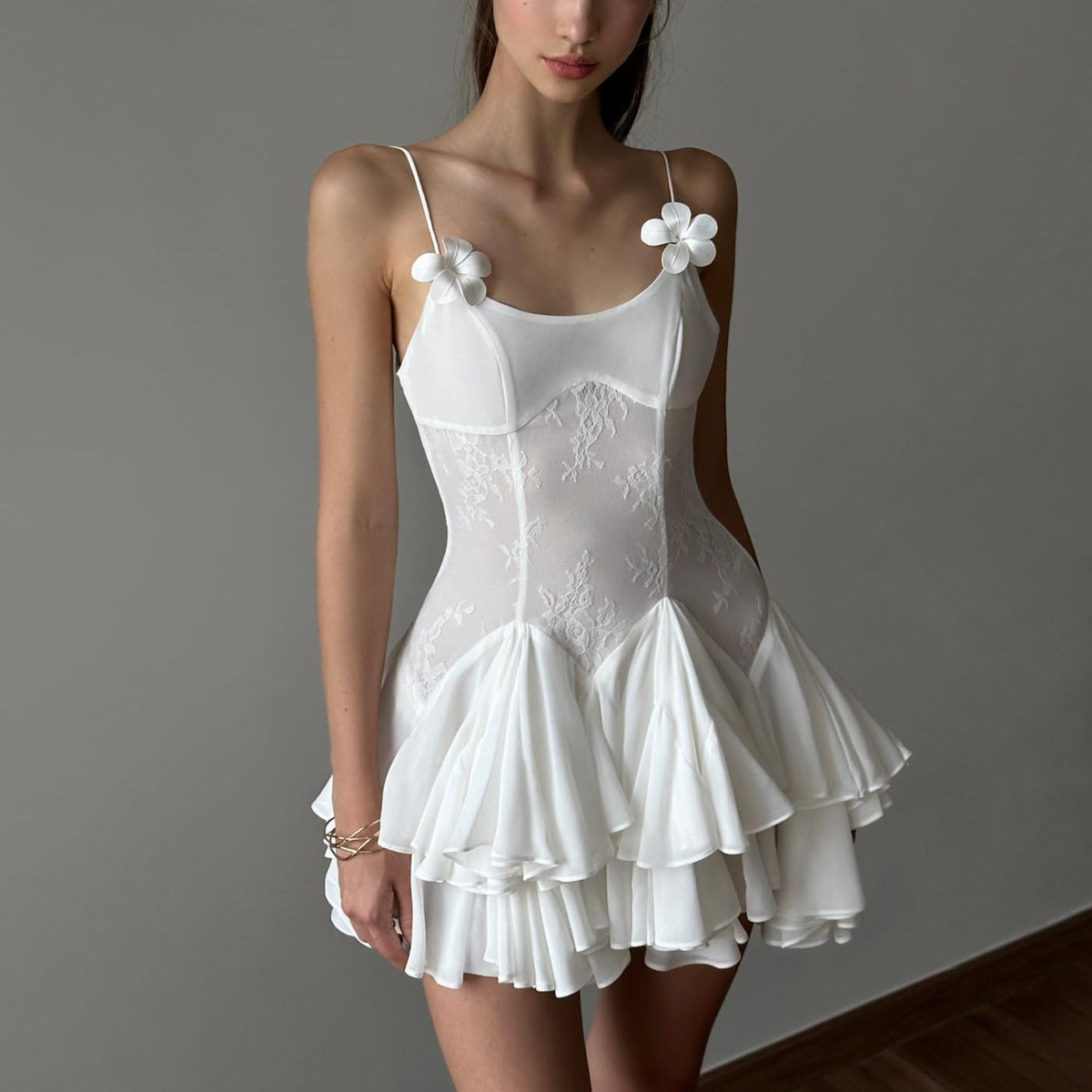 Vestido mini con detalle de flores de Blissful Maiden