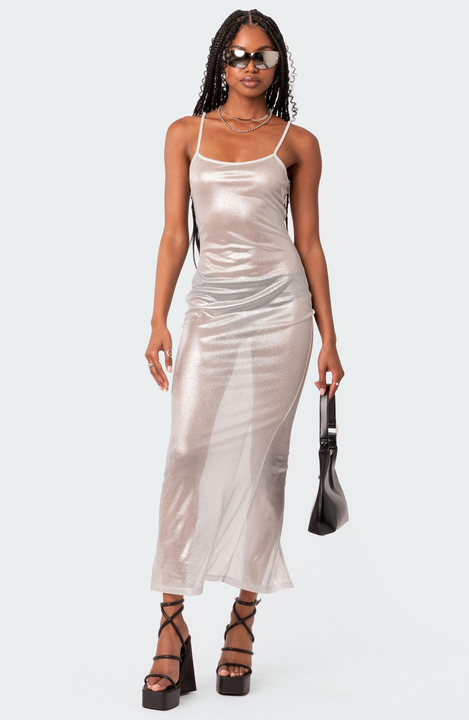 Centered Attention – Transparentes Maxikleid in Metallic-Optik