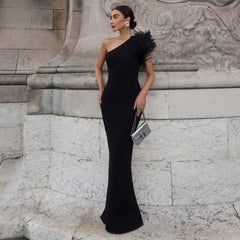 Dainty In The Dark – Elegantes Maxikleid mit One-Shoulder-Träger und Federn