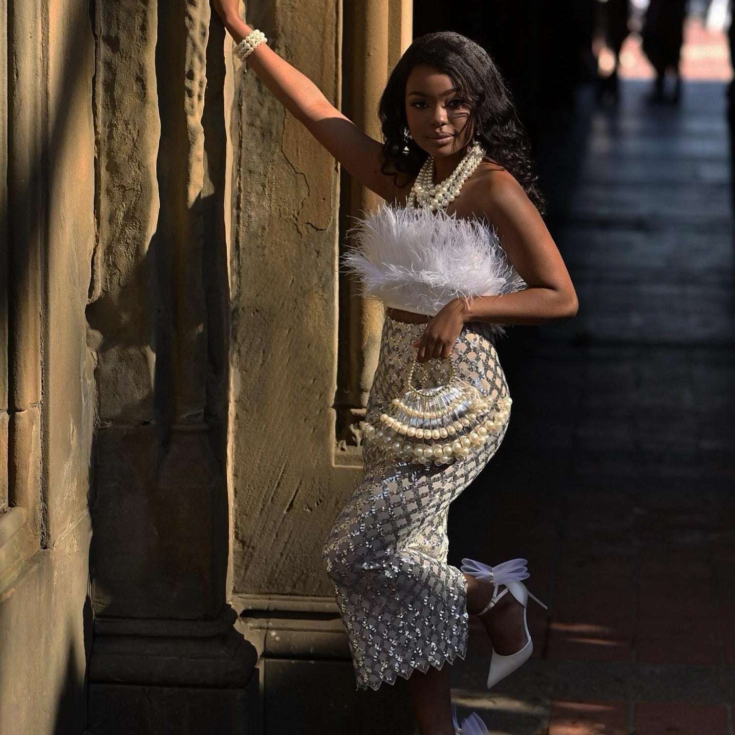 Conjunto de dos piezas con lentejuelas y plumas de Depth Of Beauty