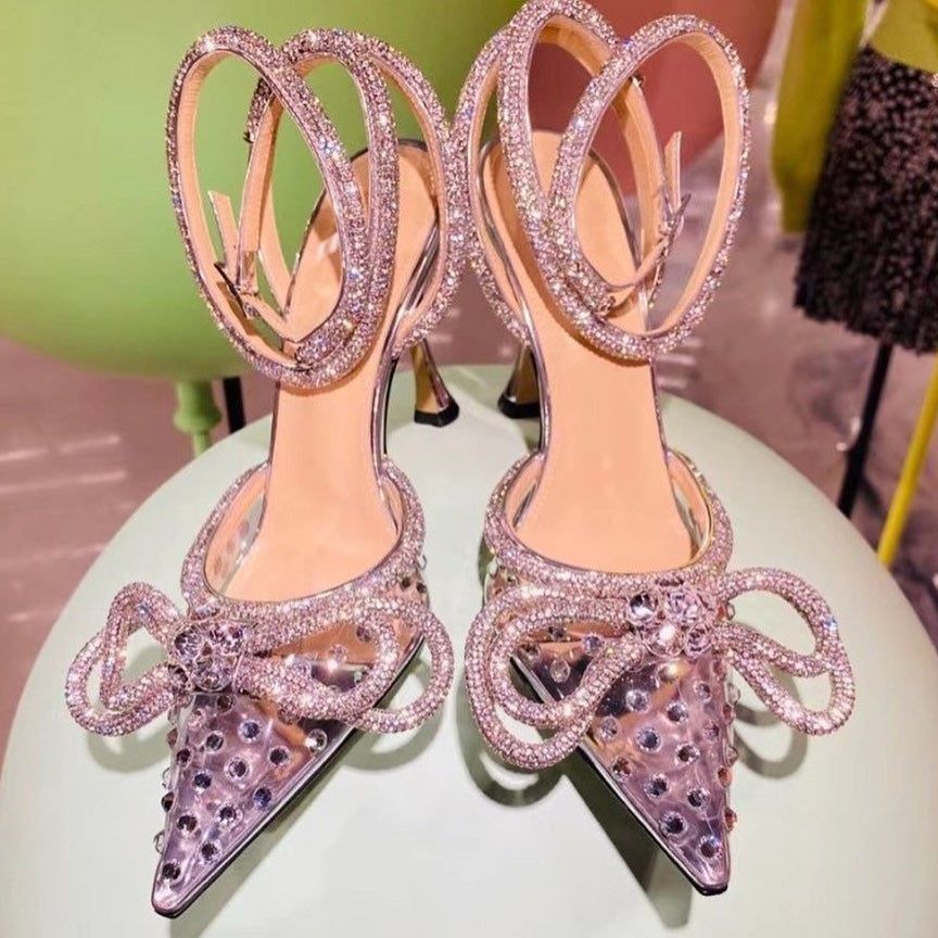 Tacones con lazo de diamantes envolventes y románticos