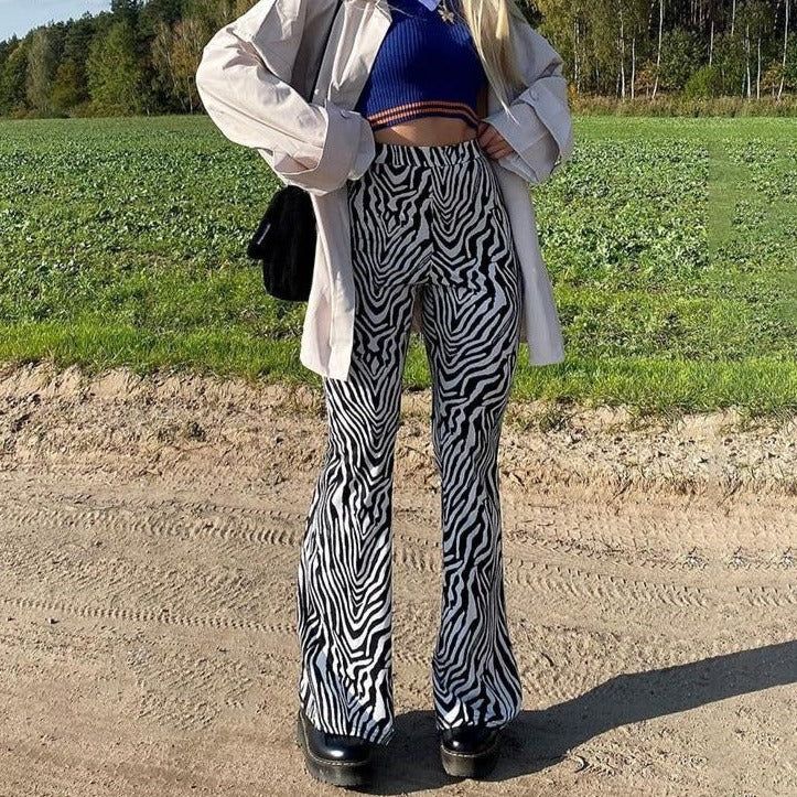 Besondere Schlaghose mit hohem Bund und Animalprint