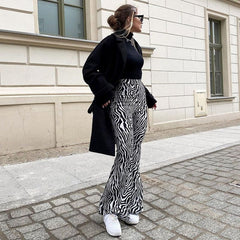 Besondere Schlaghose mit hohem Bund und Animalprint