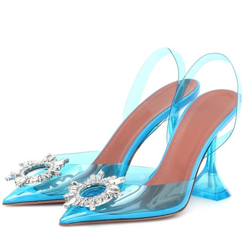 Tacones con broche de cristal y punta puntiaguda de color Greer