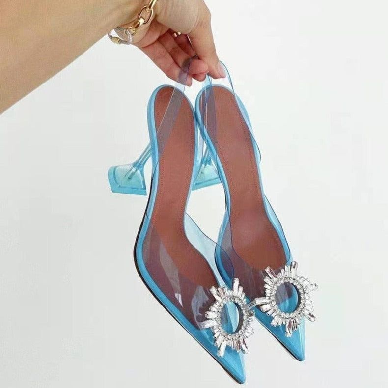 Tacones con broche de cristal y punta puntiaguda de color Greer