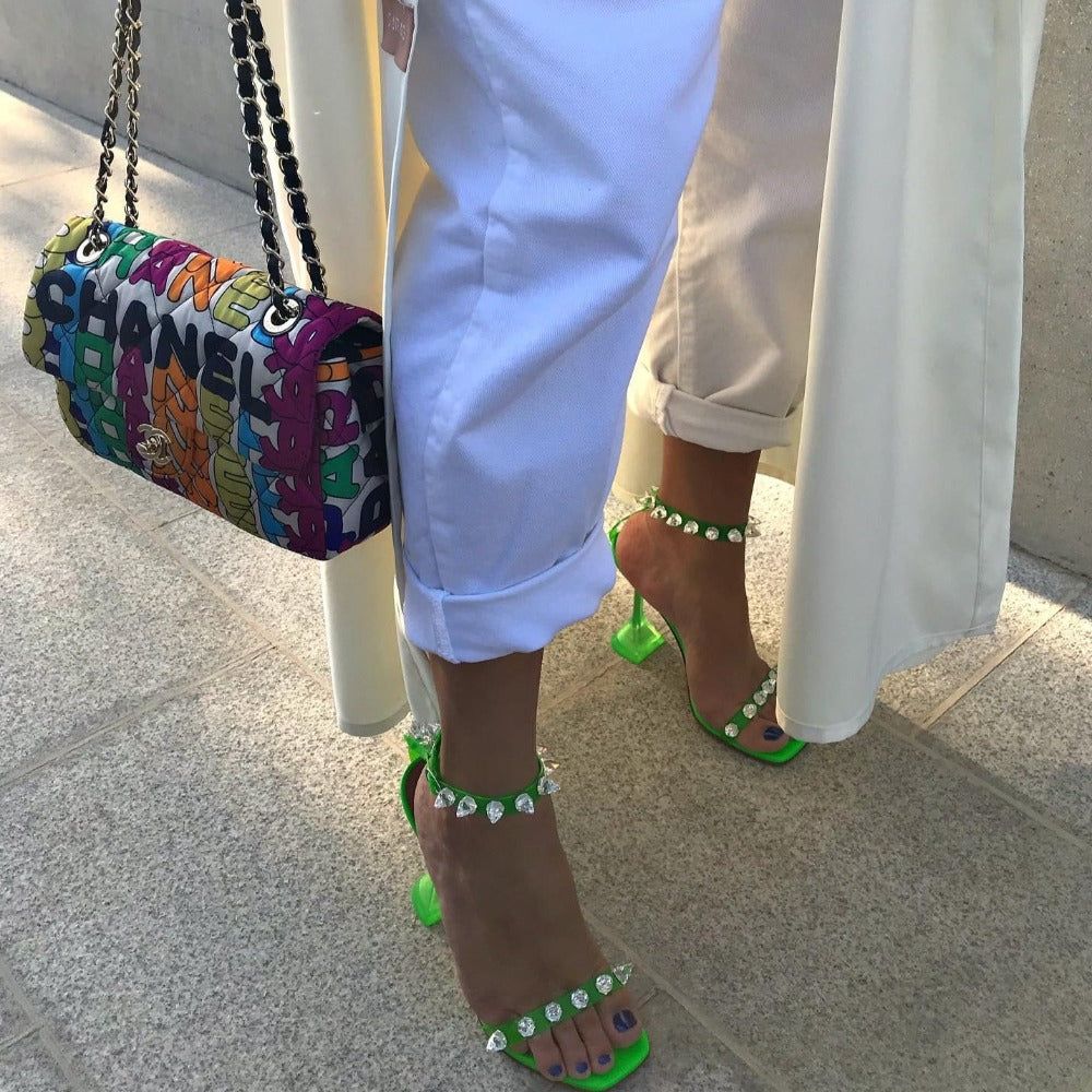 Sandalias con tachuelas y tacones piramidales para la boda