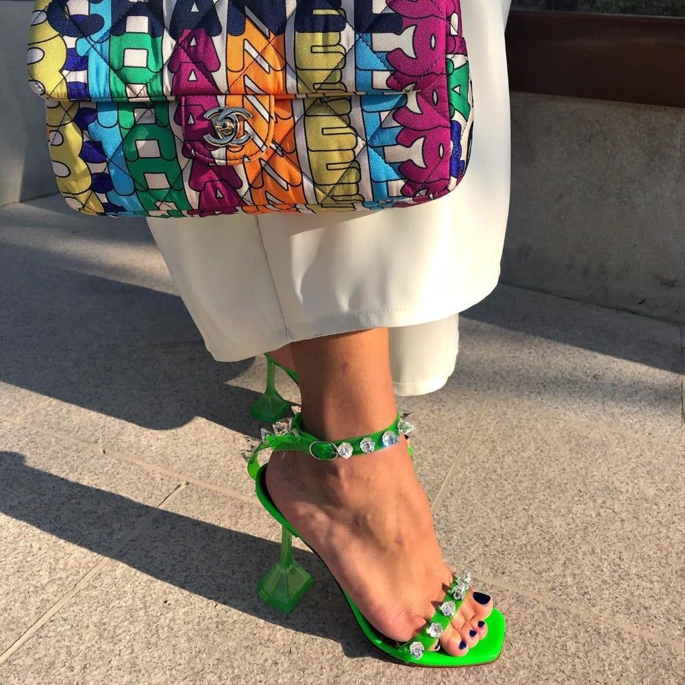 Sandalias con tachuelas y tacones piramidales para la boda