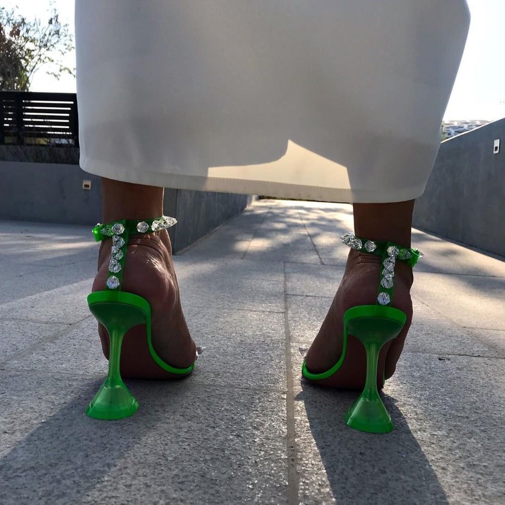 Sandalias con tachuelas y tacones piramidales para la boda