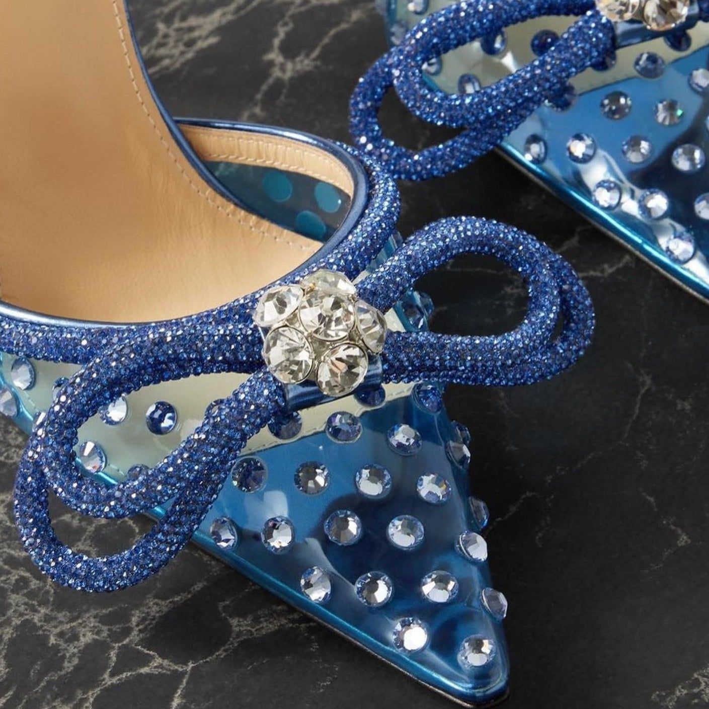 Romantische Pumps mit Wickeldesign und Diamantschleife