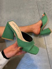 Pumps mit quadratischer Spitze und hohem Absatz