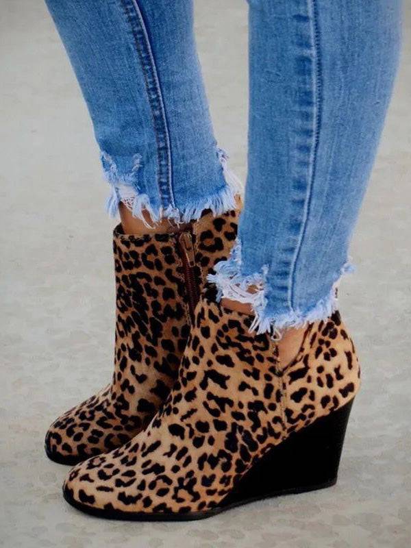 Botines de cuña con recortes de leopardo