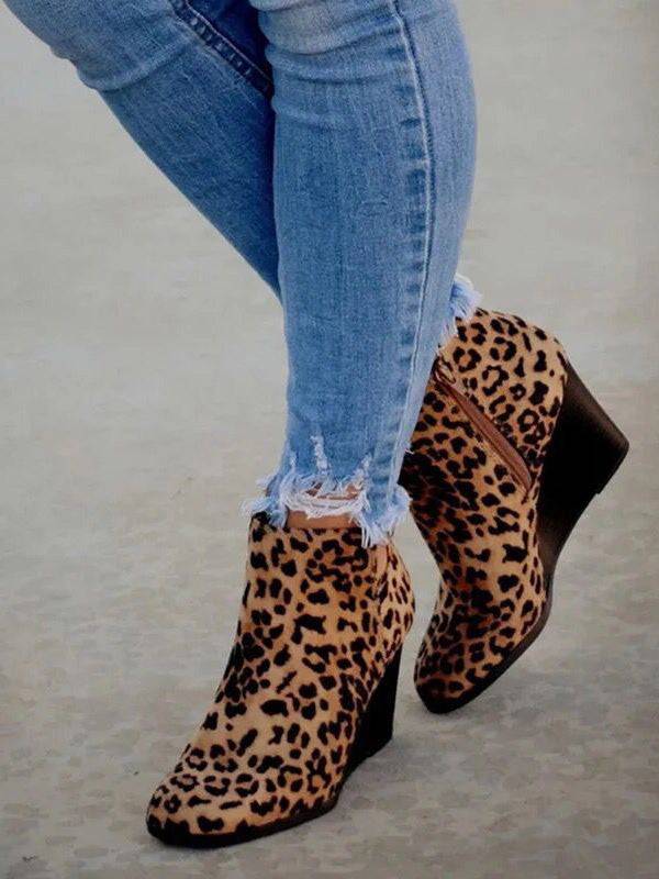 Botines de cuña con recortes de leopardo