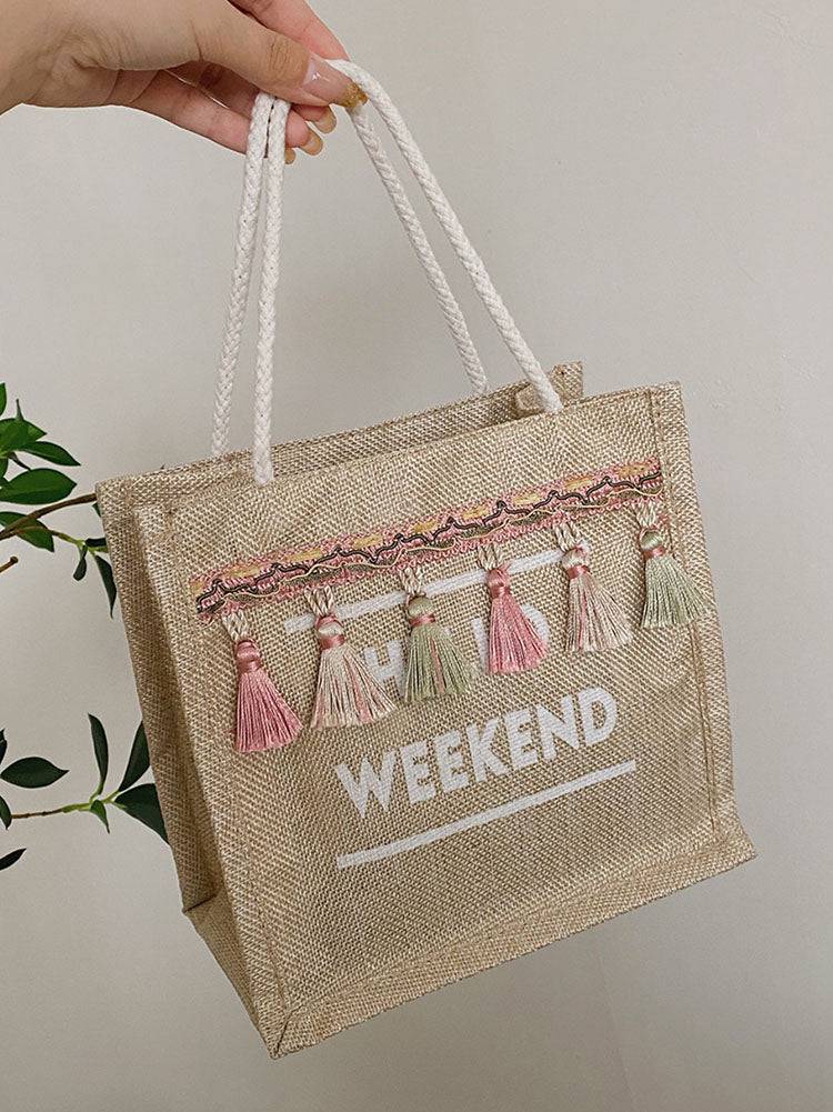 Bolsa cuadrada con borlas y letras decorativas