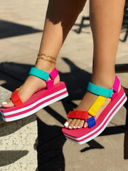 Sandalias con bloques de color y velcro