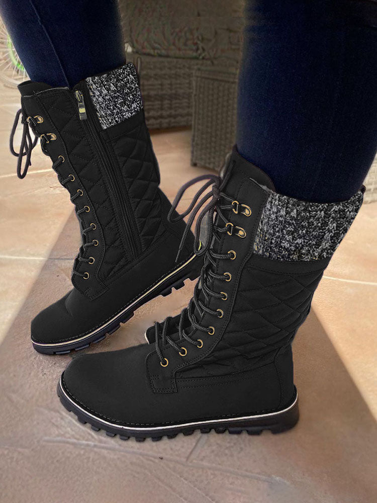 Bota con cordones y diseño de cremallera