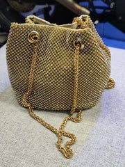 Beuteltasche mit Strass-Kette