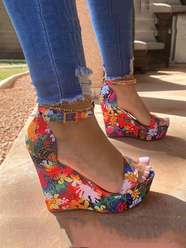 Sandalias de plataforma con estampado tropical