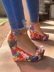 Sandalias de plataforma con estampado tropical