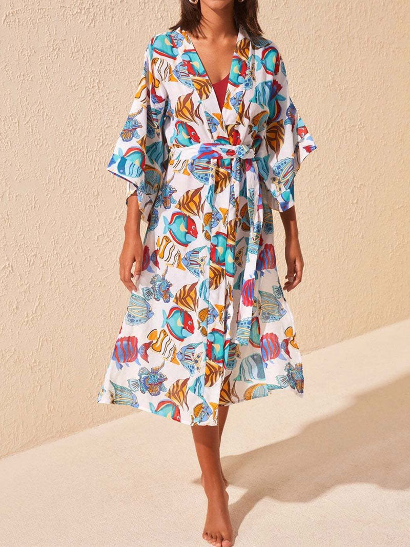 Traje de baño tipo kimono largo de algodón azul con estampado de pájaros y peces y hojas.